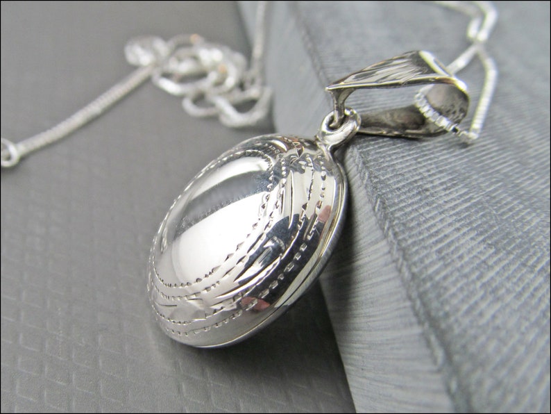 Schönes kleines, leicht bauchiges und ovales Medaillon aus echt 925er Sterling Silber mit 925er Silberkette optonal Bild 2