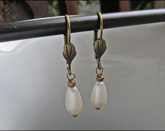 Classic pearl earrings bronze