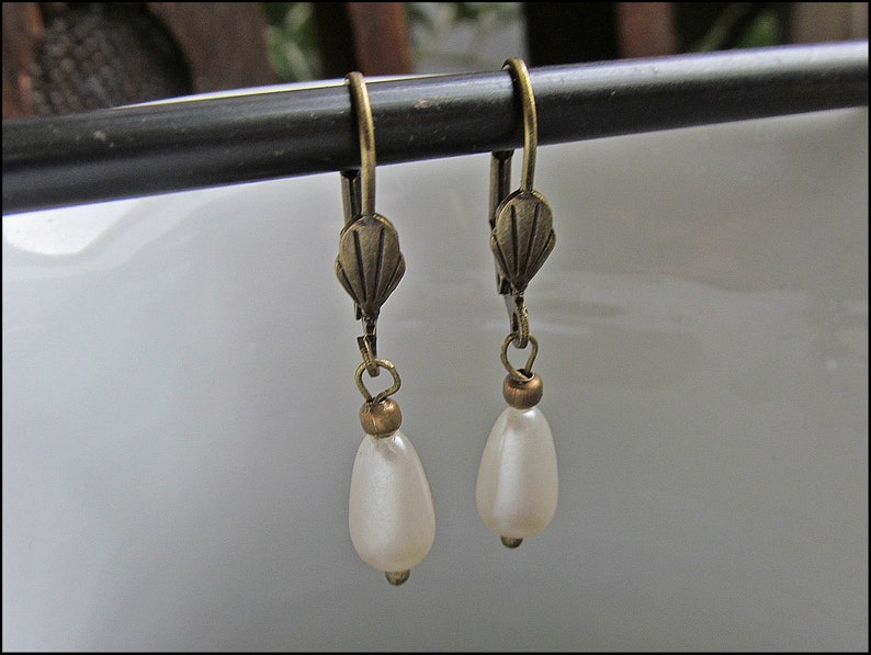 Classic pearl earrings bronze image 1