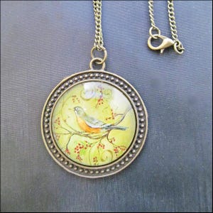 Beautiful robin necklace – romance in floral splendor