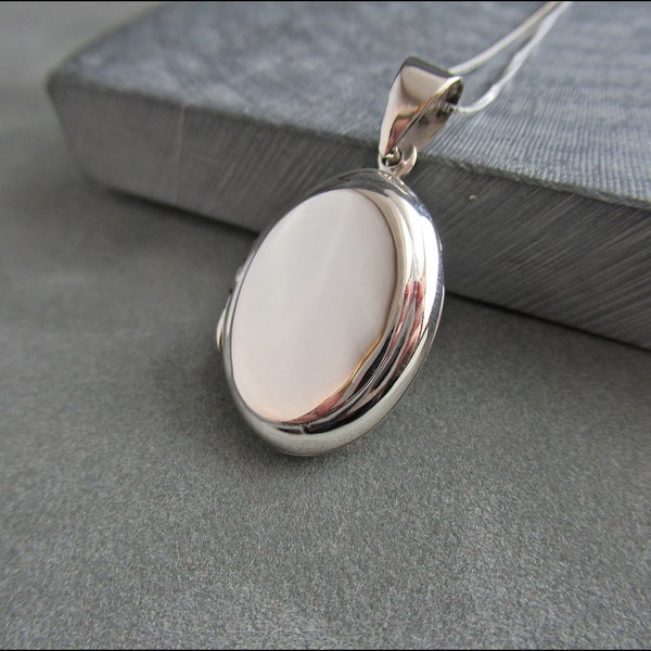 London -Beautiful oval locket with small rim in genuine 925 sterling silver with 925 silver chain (optional) SMED-06