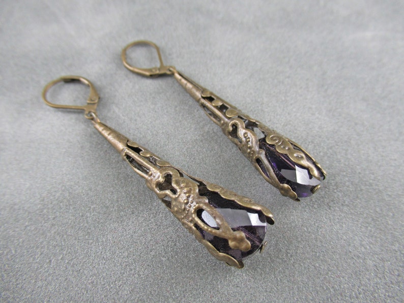 Des boucles d'oreilles remarquables, comme si elles venaient d'une autre époque. Violet