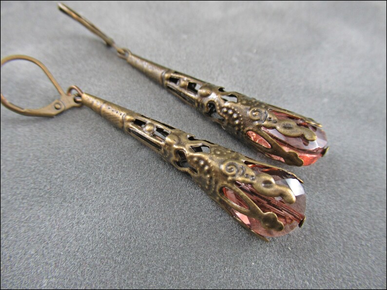 Des boucles d'oreilles remarquables, comme si elles venaient d'une autre époque. Rose