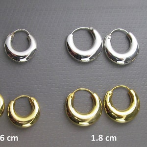 A pair of 925 silver bulbous hoop earrings of various diameters - silver or gold-plated silver