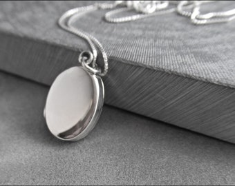 Mooi plat en ovaal medaillon van echt 925 sterling zilver met 925 zilveren ketting (optioneel)