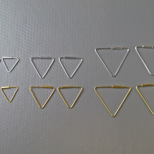 Kleine echt zilveren driehoek oorbellen verschillende maten in de kleuren zilver, goud of rosé