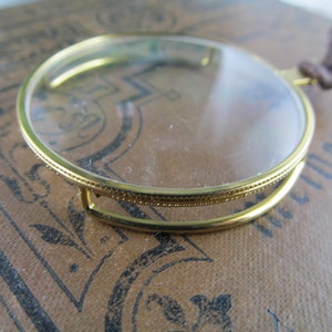 Real  monocle golden with cord, no amplification / prescription!