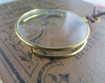 Real  monocle golden with cord, no amplification / prescription!