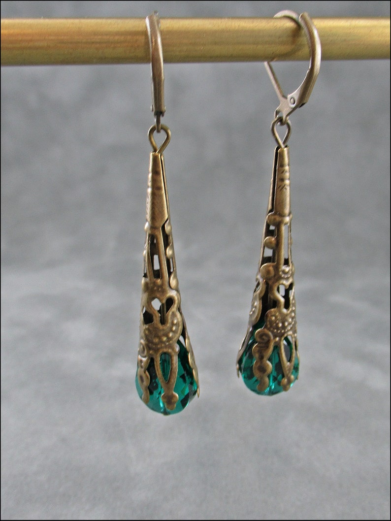 Des boucles d'oreilles remarquables, comme si elles venaient d'une autre époque. image 2