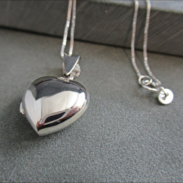 Kleines Herz Medaillon aus echt 925er Sterling Silber mit 925er Silberkette (optional)