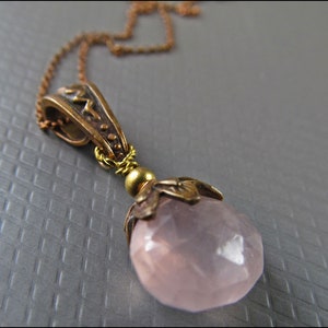 Delicado collar de piedras preciosas cuarzo rosa imagen 1
