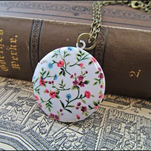 Romantic round medallion, beautifully enamelled with colourful small flowers - EK-58