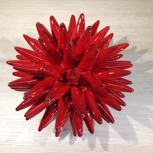 Roter Seeigel, Keramik-Seeigel, handgefertigter Seeigel, dekorativer Seeigel, Caltagirone-Keramik, 22 cm großer Keramik-Seeigel