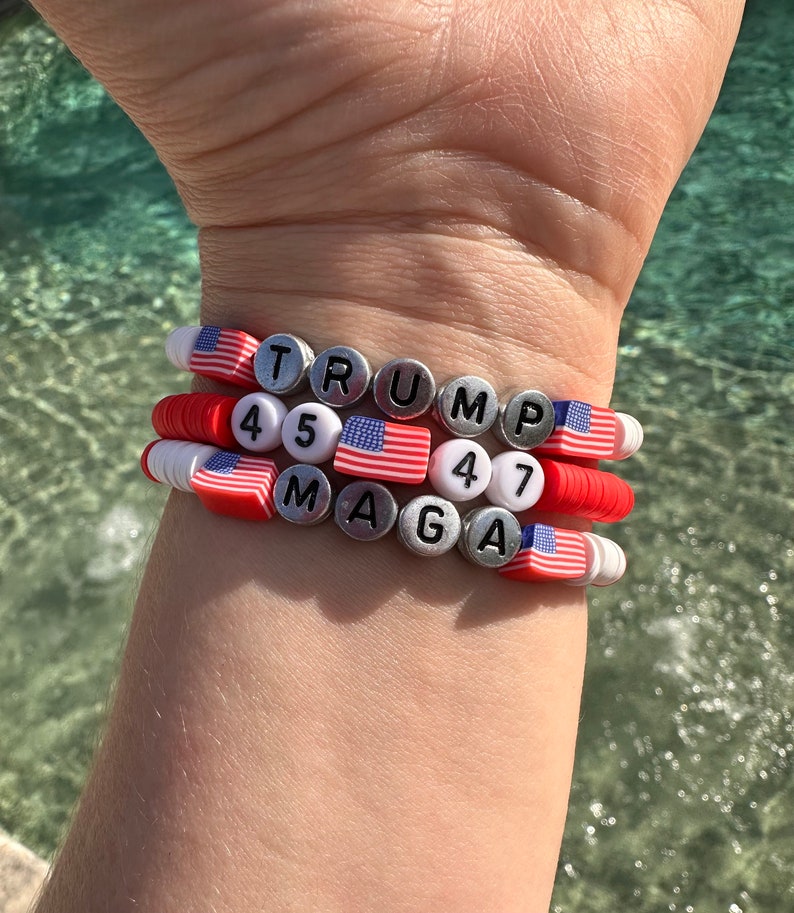 Pu&ograve; includere: Un braccialetto con perline rosse, bianche e blu che compongono la scritta "TRUMP 45 MAGA 47".