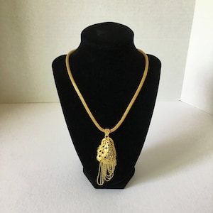 Vintage Gold Tone Pendant Necklace with Rolled Mesh Chain, Pear Shape Filigree Pendant with Heart Shape Leaf Cluster