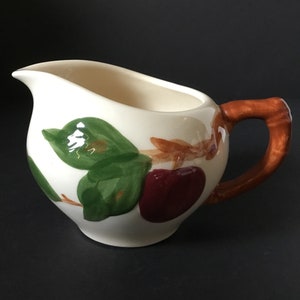 USA Franciscan Apple Creamer 10 oz, Flying F USA Mark Vintage 1979, Red Apples Green Leaves Wood Branch Handle, Hand Painted Earthenware
