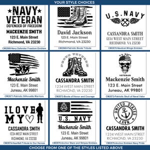 Op de afbeelding: Een collage van negen verschillende ontwerpen voor gepersonaliseerde rubberen stempels. De ontwerpen bevatten patriottische thema's, waaronder de Amerikaanse vlag, militaire laarzen, een schedel en een anker. De stempels kunnen worden gepersonaliseerd met een naam, adres en andere informatie.