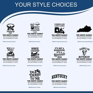 K&ouml;nnte beinhalten: Eine Sammlung von schwarz-wei&szlig;en Grafikdesigns mit Text, darunter S&auml;tze wie "Kentucky Style", "Sweet Tea & Thunderstorms" und "Cumberland Caves & Pines". Jedes Design enth&auml;lt den Namen "The Smith Family" und die Adresse.