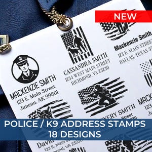 Puede incluir: Un conjunto de 18 sellos de direcci&oacute;n de polic&iacute;a y K9 con diferentes dise&ntilde;os. Los sellos incluyen un oficial de polic&iacute;a, un perro K9 y una bandera estadounidense. El texto "POLICE / K9 ADDRESS STAMPS 18 DESIGNS" est&aacute; impreso en la parte inferior de la imagen.