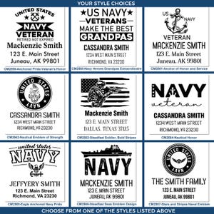 Op de afbeelding: Negen verschillende ontwerpen voor gepersonaliseerde retouradreslabels met het US Navy-logo, tekst en verschillende patriottische afbeeldingen. De ontwerpen omvatten een Navy-veteraan, een Navy-opa, een Navy-anker, een Navy-nautisch embleem, een Navy-soldaat, een Navy-veteraan, een Navy-adelaar, een Navy-schip en een Navy-familie.