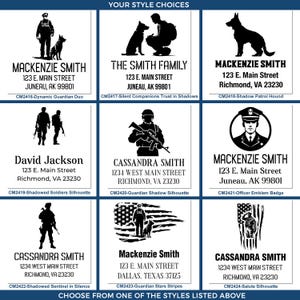 Puede incluir: Un collage de nueve dise&ntilde;os diferentes para sellos de direcci&oacute;n de devoluci&oacute;n personalizados. Cada dise&ntilde;o presenta una silueta de un soldado, un perro o una bandera. Los dise&ntilde;os est&aacute;n etiquetados con los nombres "Mackenzie Smith", "The Smith Family", "David Jackson", "Cassandra Smith" y "Mackenzie Smith".