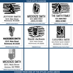 Puede incluir: Un collage de nueve dise&ntilde;os diferentes para sellos de direcci&oacute;n de devoluci&oacute;n personalizados. Cada dise&ntilde;o presenta un tema patri&oacute;tico con una bandera estadounidense, una figura militar y un perro. Los dise&ntilde;os est&aacute;n etiquetados con nombres y direcciones, y cada dise&ntilde;o tiene un c&oacute;digo &uacute;nico.