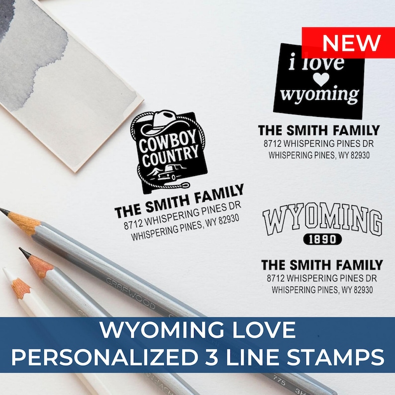 K&ouml;nnte beinhalten: Eine Sammlung personalisierter Stempel mit dem Text "Wyoming Love" und "Personalisierte 3-Zeilen-Stempel". Die Stempel zeigen verschiedene Designs, darunter "Cowboy Country" und "i love wyoming". Bleistifte sind im Vordergrund.