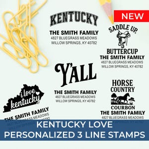 K&ouml;nnte beinhalten: Eine Sammlung personalisierter Stempel zum Thema Kentucky. Designs beinhalten "Kentucky", "Y'all", "Horse Country" und "Saddle Up". Jeder Stempel zeigt einen Familiennamen, eine Adresse und den Satz "Kentucky Love".