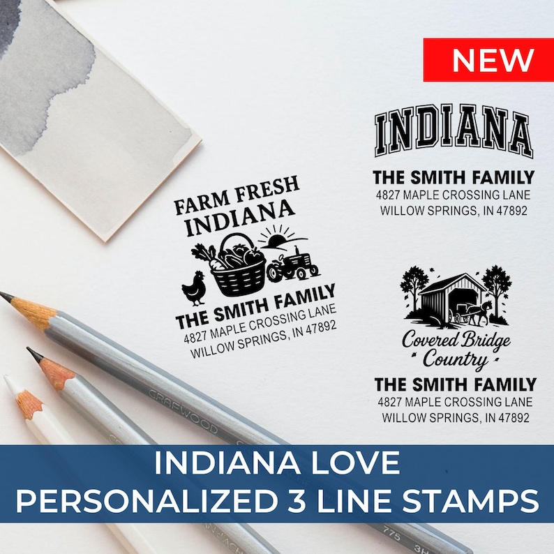 K&ouml;nnte beinhalten: Personalisierte Indiana-Stempel mit verschiedenen Designs, darunter eine Farm-Szene, eine Covered Bridge und das Wort "Indiana". Die Stempel enthalten den Text "The Smith Family" und Adressdetails. 3-zeilige Stempel.