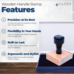 K&ouml;nnte beinhalten: Ein Holzstempel mit schwarzem Stempelkissen. Der Stempel hat einen schwarzen Griff und eine hellbraune Holzbasis. Das Bild enth&auml;lt auch den Text "Wooden Handle Stamp Features".