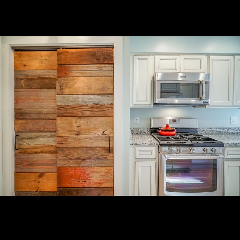 Puede incluir: Una r&uacute;stica puerta corredera de granero hecha de madera reciclada, con varios tonos de marr&oacute;n, naranja y madera natural. La puerta tiene manijas de metal negro y est&aacute; instalada en una puerta con marco blanco. La cocina incluye gabinetes blancos, un microondas de acero inoxidable y una estufa de gas.