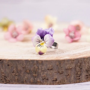 Cocktail ring with cold porcelain violet pansy