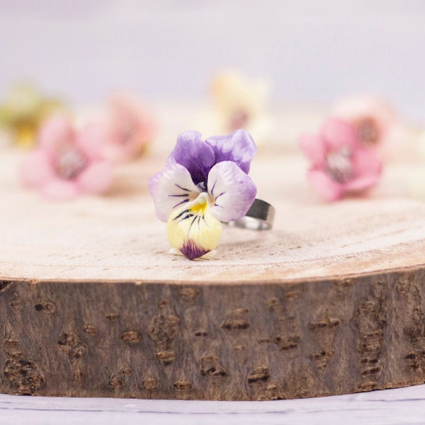 Anello regolabile con viola del pensiero in porcellana fredda