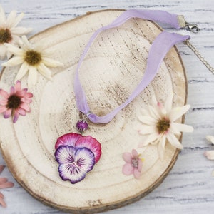 Choker with pansy pendant in cold porcelain and jade bead