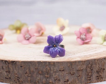 Ring with cold porcelain violet