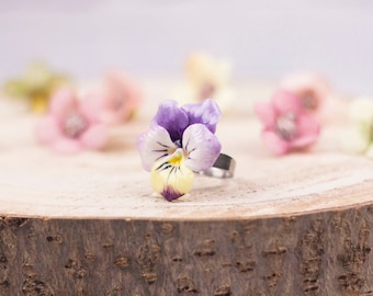 Cocktail ring with cold porcelain violet pansy