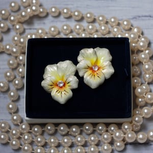 Pendant earrings with pansies in cold porcelain and cubic zirconia