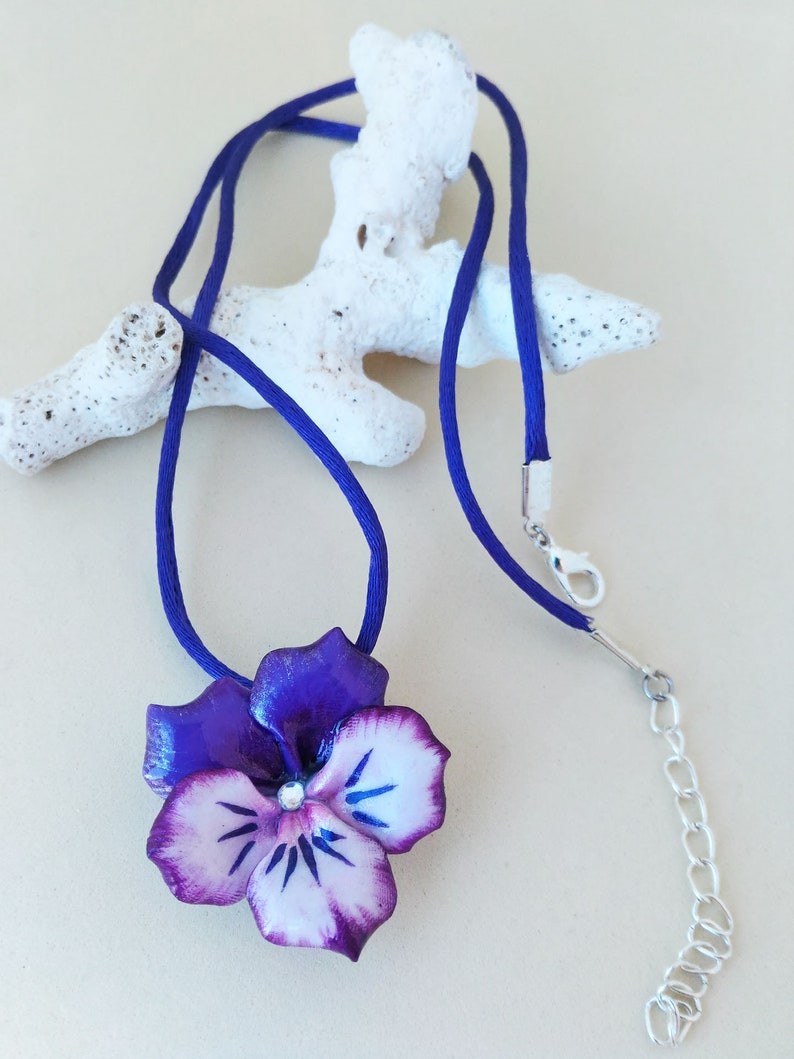 with central rhinestone Necklace with pansy pendant made of cold porcelain
