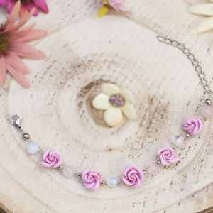 Bracelet avec pink roses, pink quartz rose and moon stone beads