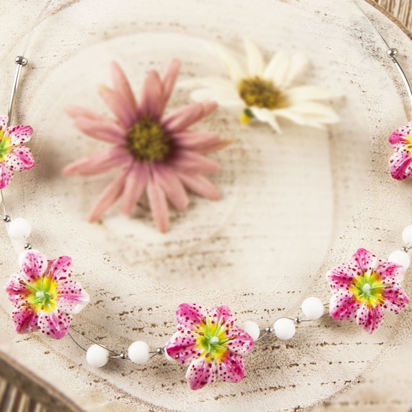 Collier avec lys blancs et roses en porcelaine froide et perles de obsidienne blanche