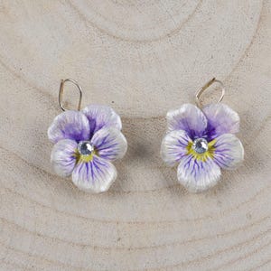 Pendant earrings with pansies in cold porcelain and cubic zirconia