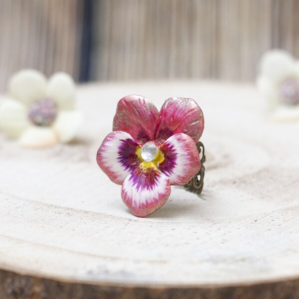 Bague ajustable avec pensée en porcelaine froide moulée et peinte à la main de style victorien