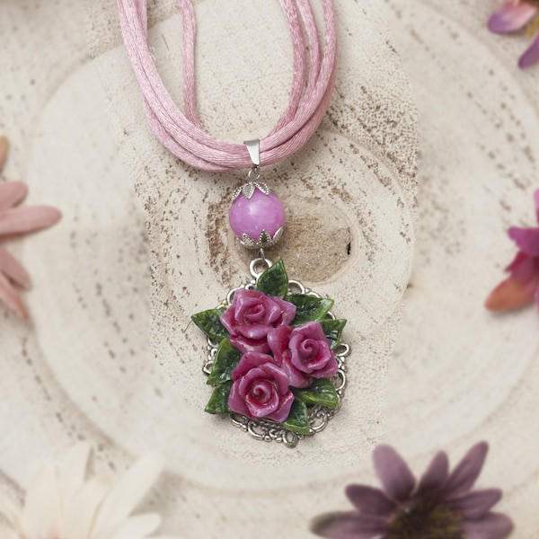 Collier pendentif avec roses en porcelaine froide avec perle de jade colorée