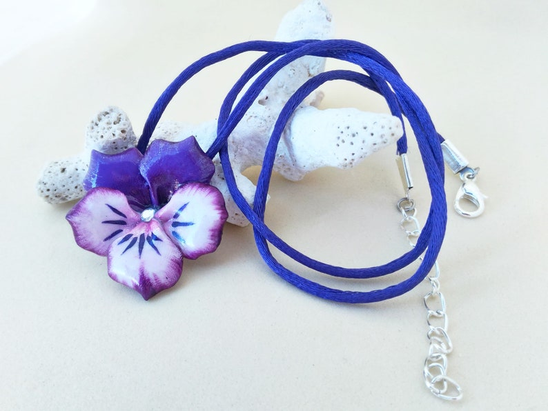 with central rhinestone Necklace with pansy pendant made of cold porcelain