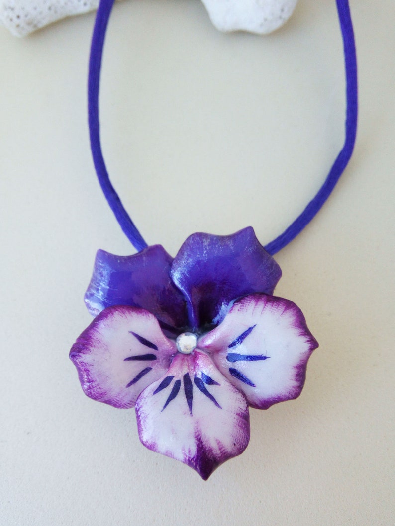 with central rhinestone Necklace with pansy pendant made of cold porcelain