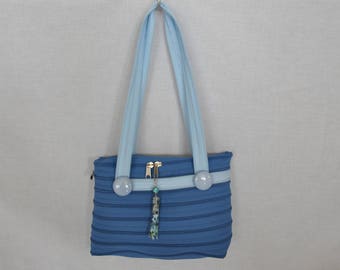 Bag entirely slide clasp.