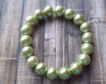 Peridot green pearl stretch bracelet Green pearl stretch bracelet Green stretch bracelet Peridot pearl bracelet Light green stretch bracelet