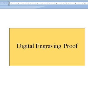 Op de afbeelding: Een gele rechthoek met de tekst "Digital Engraving Proof" in zwart.