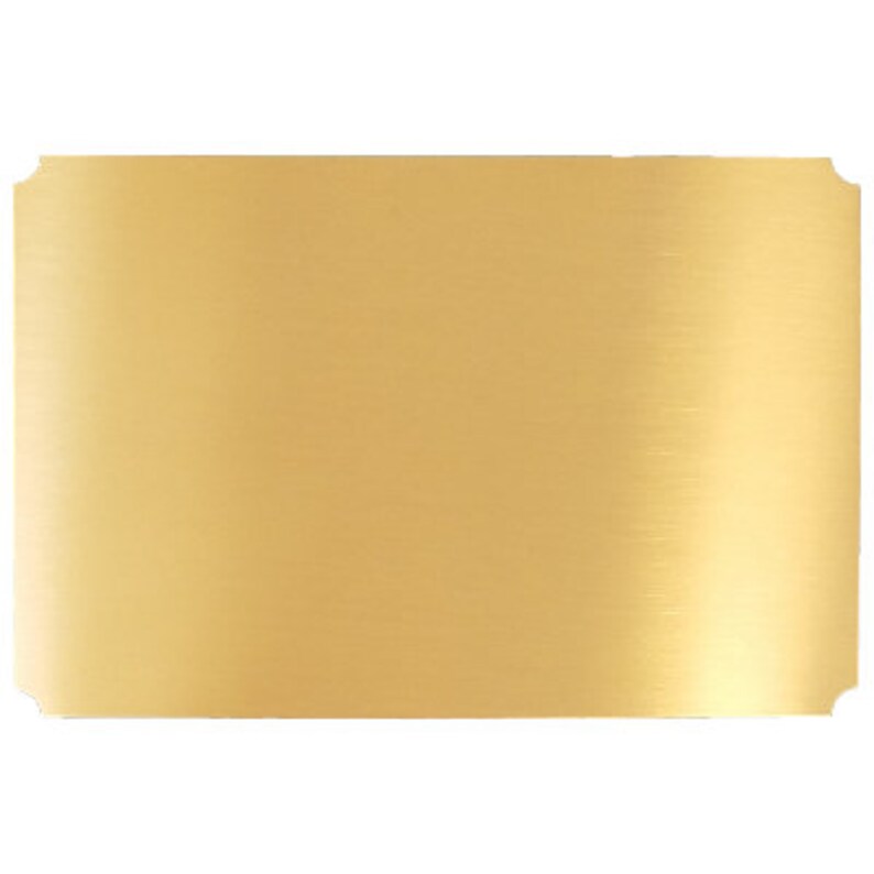 Puede incluir: Una placa de metal en blanco, de color dorado, con esquinas redondeadas. La placa tiene un acabado cepillado.