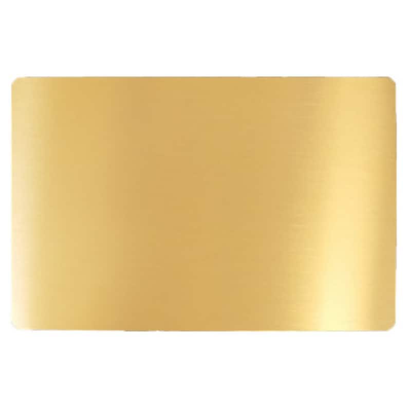 Puede incluir: Una l&aacute;mina de metal de color oro macizo con un acabado cepillado.